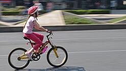 Ein Kind fährt auf einem Fahrrad.