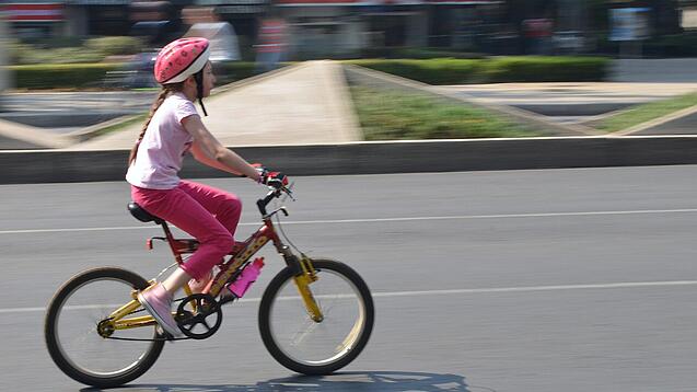 Ein Kind fährt auf einem Fahrrad.