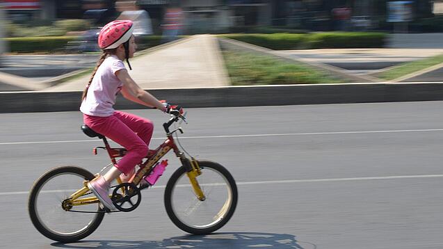 Ein Kind fährt auf einem Fahrrad.