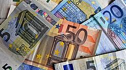 Verschiedene Euro-Geldscheine liegen verstreut übereinander. 