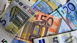 Verschiedene Euro-Geldscheine liegen verstreut übereinander. 