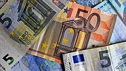 Verschiedene Euro-Geldscheine liegen verstreut übereinander. 