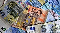 Verschiedene Euro-Geldscheine liegen verstreut übereinander. 