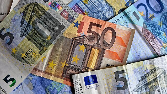 Verschiedene Euro-Geldscheine liegen verstreut übereinander. 