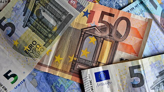 Verschiedene Euro-Geldscheine liegen verstreut übereinander. 