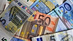 Verschiedene Euro-Geldscheine liegen verstreut übereinander. 