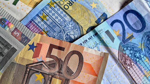 Verschiedene Euro-Geldscheine liegen verstreut übereinander. 