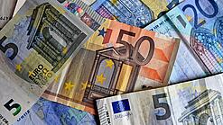 Verschiedene Euro-Geldscheine liegen verstreut übereinander. 