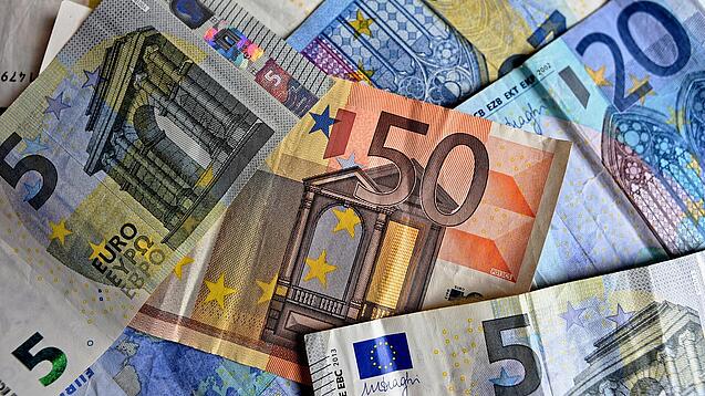 Verschiedene Euro-Geldscheine liegen verstreut übereinander. 