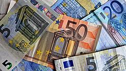 Verschiedene Euro-Geldscheine liegen verstreut übereinander. 