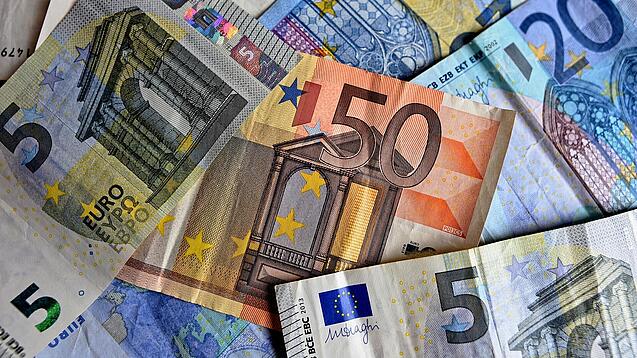 Verschiedene Euro-Geldscheine liegen verstreut übereinander. 