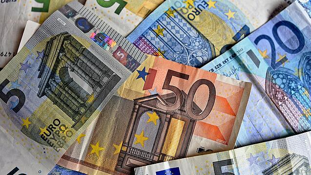 Verschiedene Euro-Geldscheine liegen verstreut übereinander. 