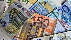 Verschiedene Euro-Geldscheine liegen verstreut übereinander. 