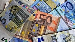 Verschiedene Euro-Geldscheine liegen verstreut übereinander. 