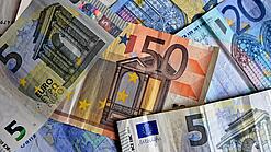 Verschiedene Euro-Geldscheine liegen verstreut übereinander. 