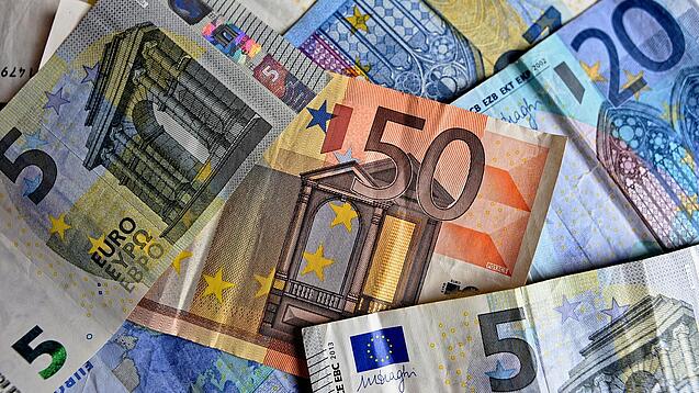 Verschiedene Euro-Geldscheine liegen verstreut übereinander. 