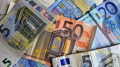 Verschiedene Euro-Geldscheine liegen verstreut übereinander. 