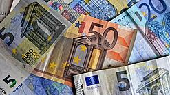Verschiedene Euro-Geldscheine liegen verstreut übereinander. 