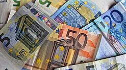 Verschiedene Euro-Geldscheine liegen verstreut übereinander. 