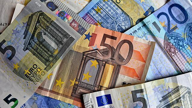 Verschiedene Euro-Geldscheine liegen verstreut übereinander. 