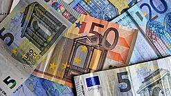 Verschiedene Euro-Geldscheine liegen verstreut übereinander. 