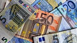 Verschiedene Euro-Geldscheine liegen verstreut übereinander. 