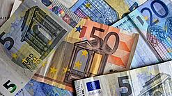 Verschiedene Euro-Geldscheine liegen verstreut übereinander. 