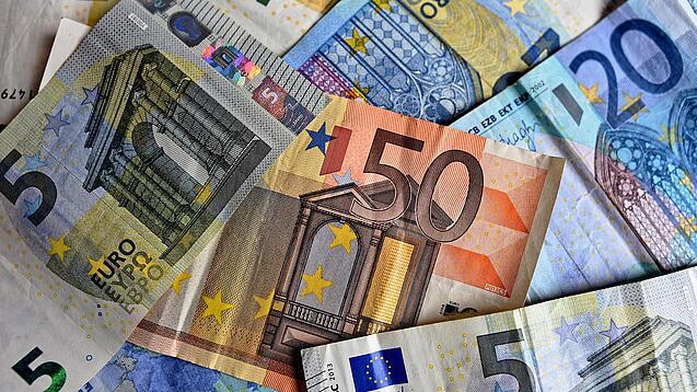 Verschiedene Euro-Geldscheine liegen verstreut übereinander. 