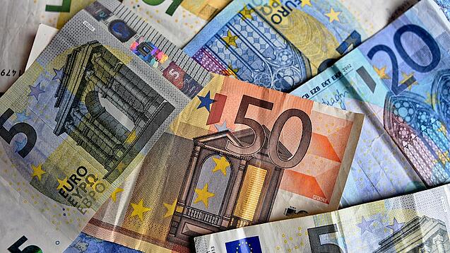 Verschiedene Euro-Geldscheine liegen verstreut übereinander. 