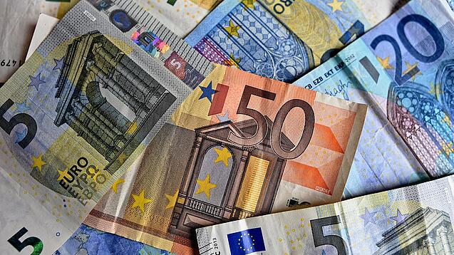 Verschiedene Euro-Geldscheine liegen verstreut übereinander. 