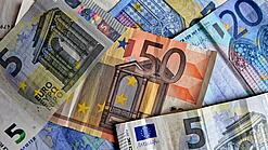 Verschiedene Euro-Geldscheine liegen verstreut übereinander. 