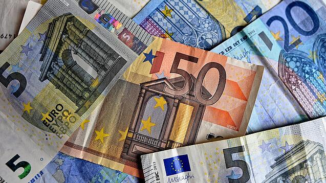 Verschiedene Euro-Geldscheine liegen verstreut übereinander. 