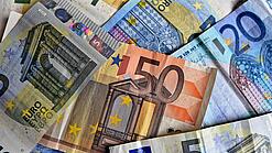 Verschiedene Euro-Geldscheine liegen verstreut übereinander. 