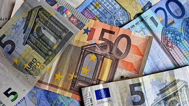 Verschiedene Euro-Geldscheine liegen verstreut übereinander. 