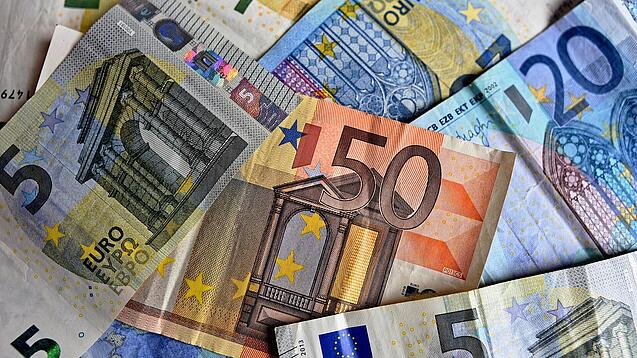 Verschiedene Euro-Geldscheine liegen verstreut übereinander. 