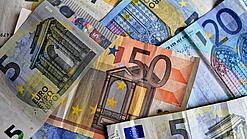 Verschiedene Euro-Geldscheine liegen verstreut übereinander. 