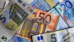 Verschiedene Euro-Geldscheine liegen verstreut übereinander. 