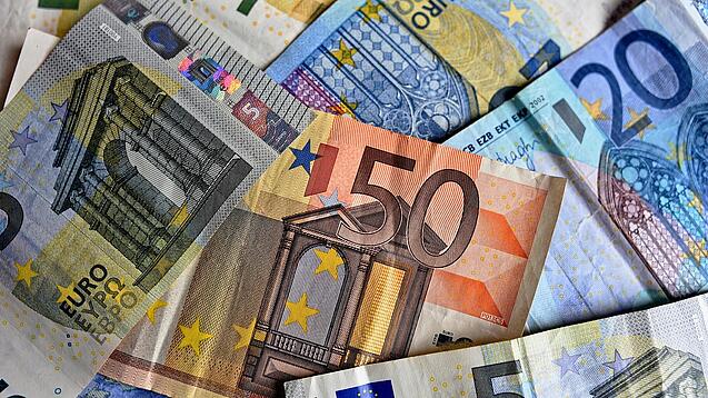 Verschiedene Euro-Geldscheine liegen verstreut übereinander. 