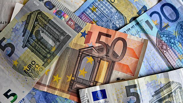 Verschiedene Euro-Geldscheine liegen verstreut übereinander. 