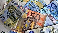 Verschiedene Euro-Geldscheine liegen verstreut übereinander. 