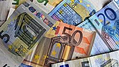 Verschiedene Euro-Geldscheine liegen verstreut übereinander. 