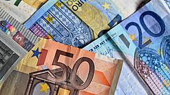 Verschiedene Euro-Geldscheine liegen verstreut übereinander. 