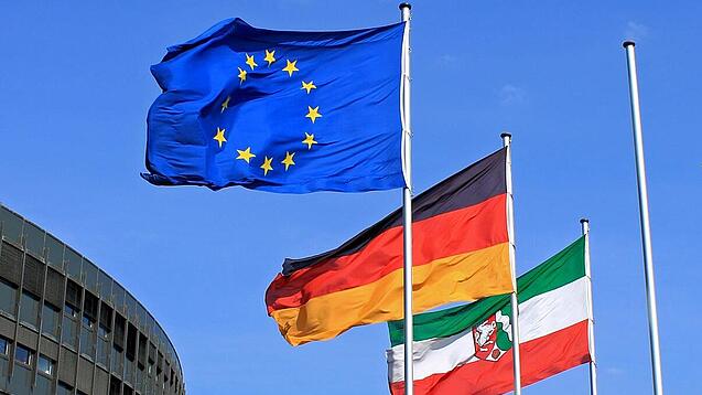Flaggen von Europa, Deutschland und Nordrhein-Westfalen wehen im Wind.