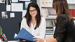 Zwei junge Frauen in einem Büro