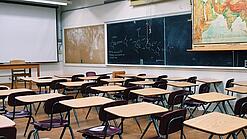 Ein leeres Klassenzimmer mit Stühlen und Pulten.