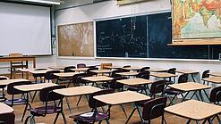 Ein leeres Klassenzimmer mit Stühlen und Pulten.