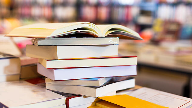 Ein Stapel Bücher auf einem Tisch.