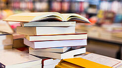 Ein Stapel Bücher auf einem Tisch.