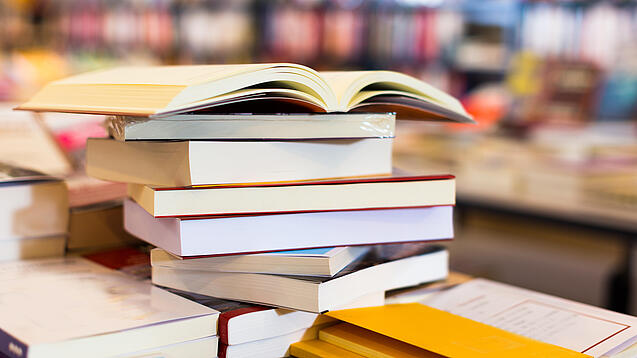 Ein Stapel Bücher auf einem Tisch.