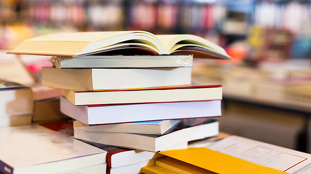 Ein Stapel Bücher auf einem Tisch.